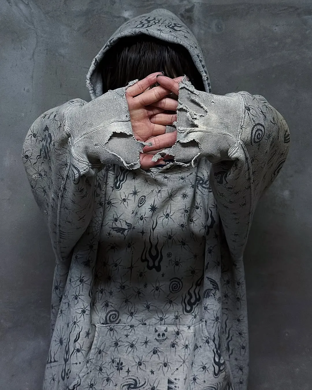 SAINT Mxxxxxx x DR. WOO HOODIE ' Dr.Woo ' /GRY Flame Swirl Spider Web Hoodie Distressed Gray S-XL Custom-woven and dyed nostalgic gray fabric. After printing, the garment is sprayed with potion to cause the fabric to oxidize and fade. A large number of artificial fabric destruction processes are added to make the whole piece of clothing look aged and unique like a work of art. This hoodie is co-branded with a famous tattoo design artist and customized with a full set of Dr.Woo accessories. Bringing you authentic items!